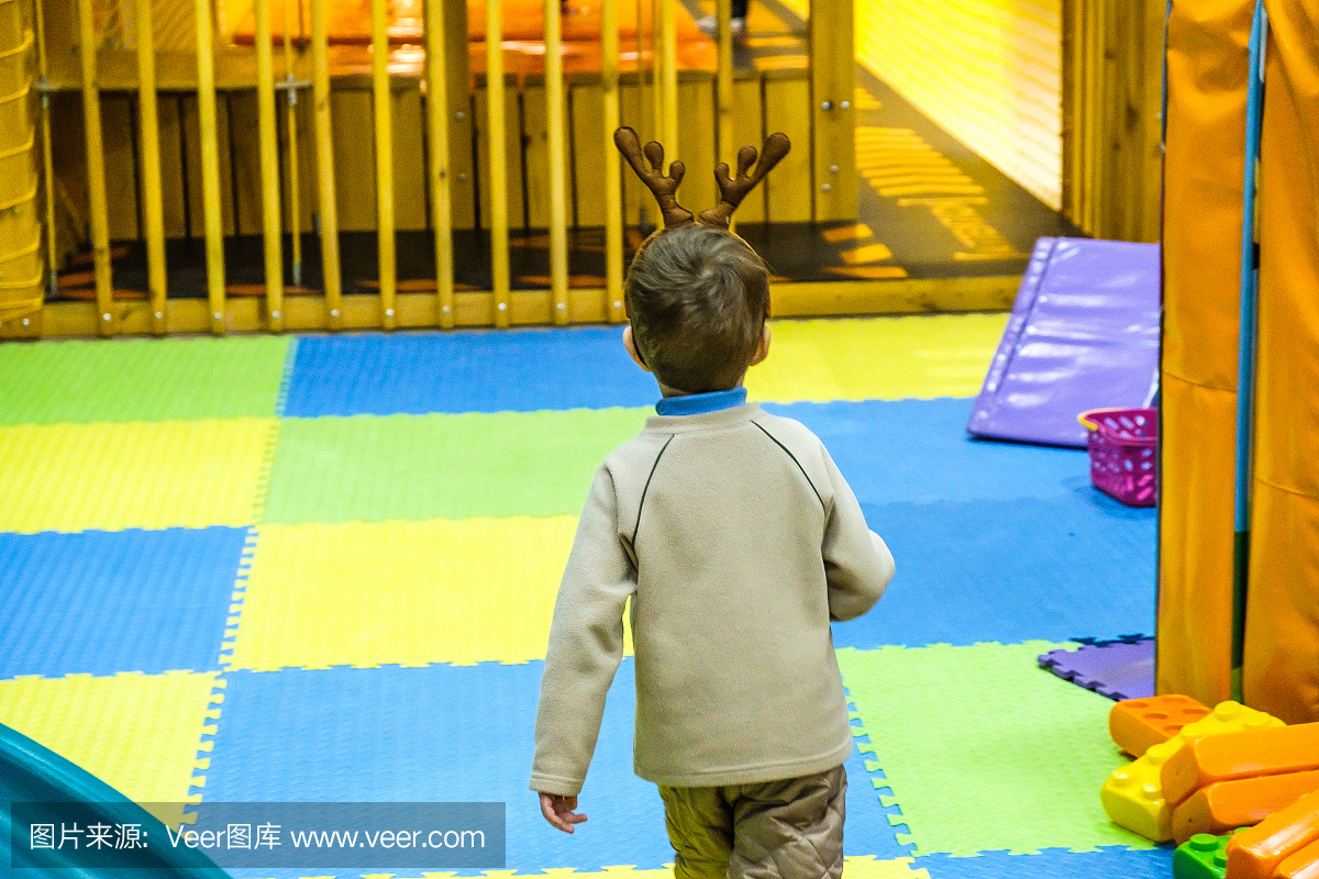 男孩开心在孩子们的游乐园和室内游戏中心。小