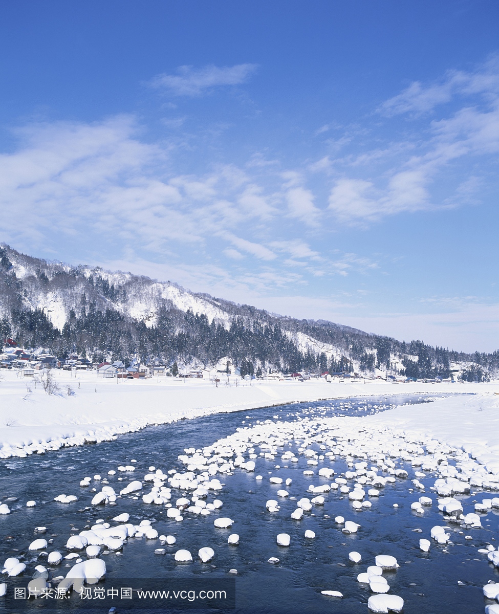 在冬天的河上的雪块。长野县,日本