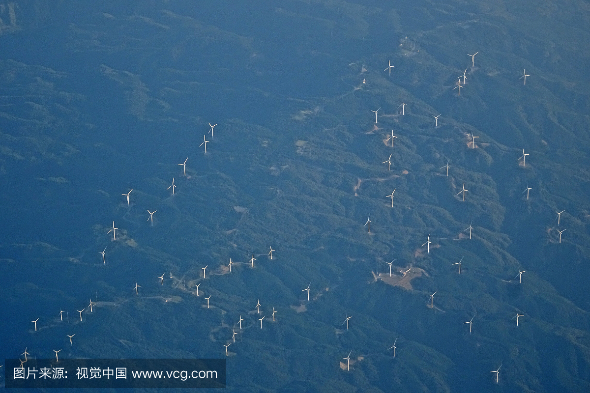在铃鹿市的风力发电站在三重县津市从飞机的白