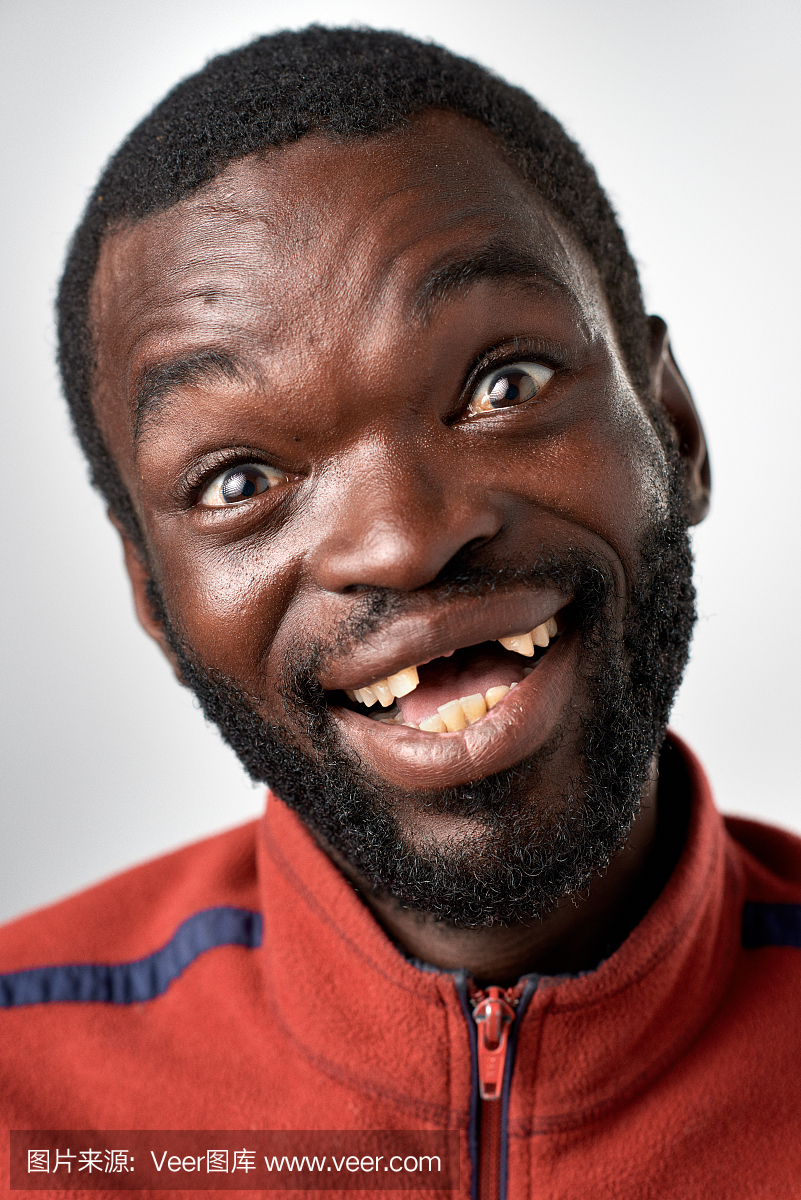 工作室的肖像制作一个愚蠢的表情的非洲人