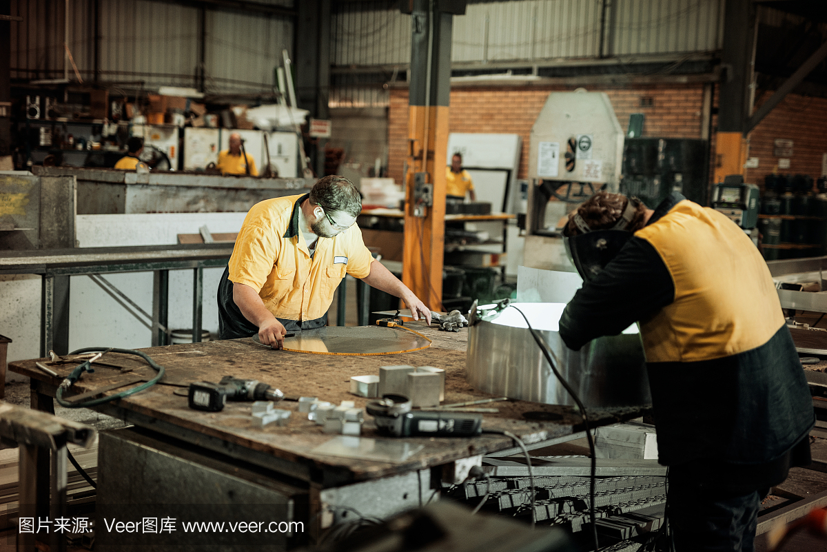 夜班工厂的工人班