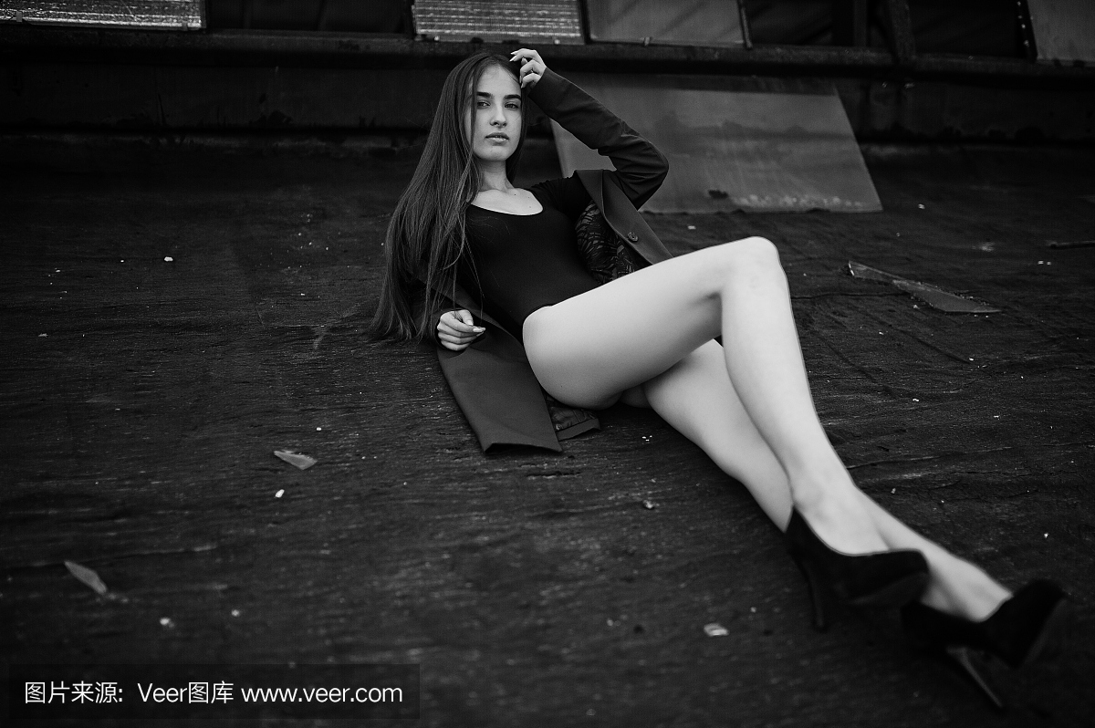 性感模特儿女孩机智长腿在黑色内衣装扮身体游