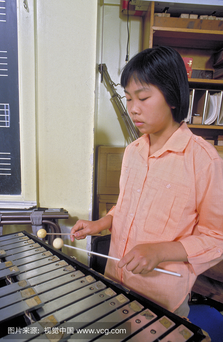 中国美国初中生在加州旧金山学校乐队演奏木琴