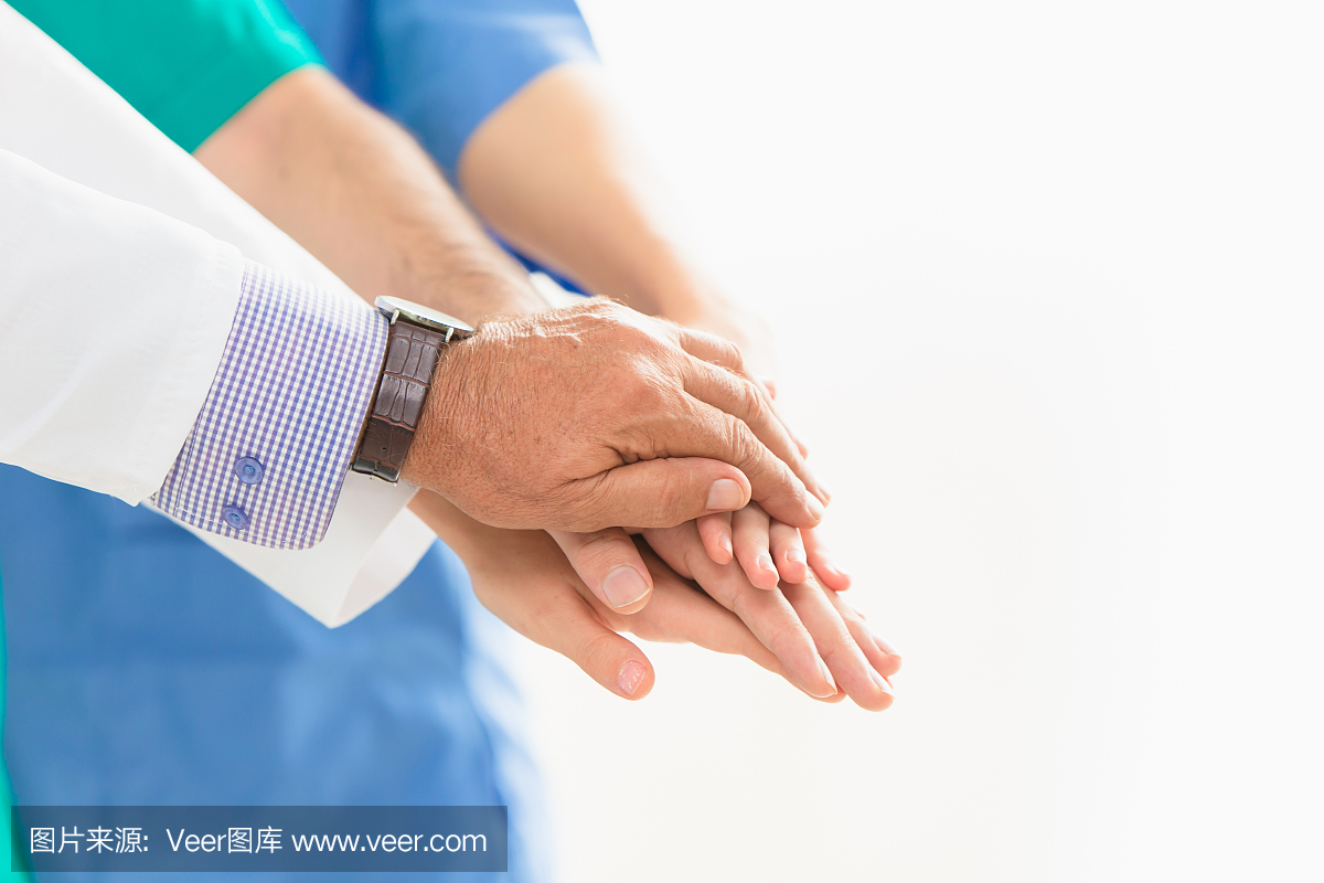 医生和医疗手一起加入团队合作来帮助人们的观