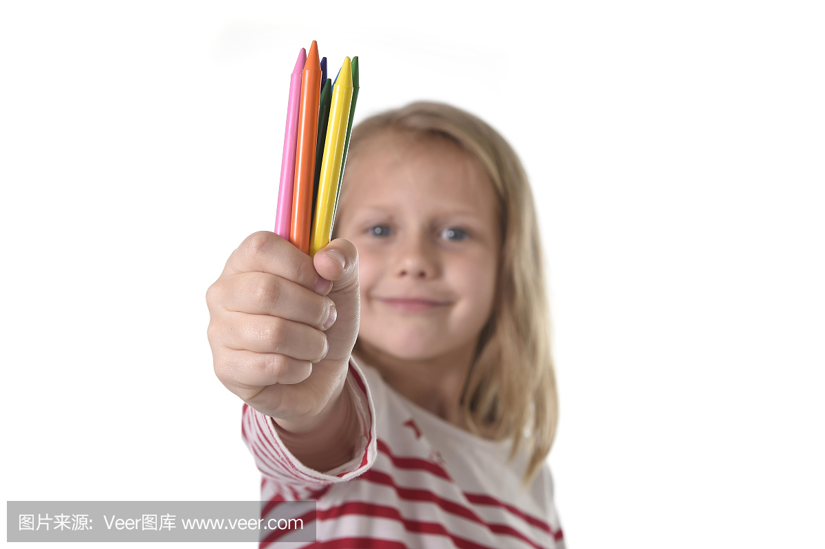 美丽的女孩拿蜡笔设置在艺术学校的教育理念