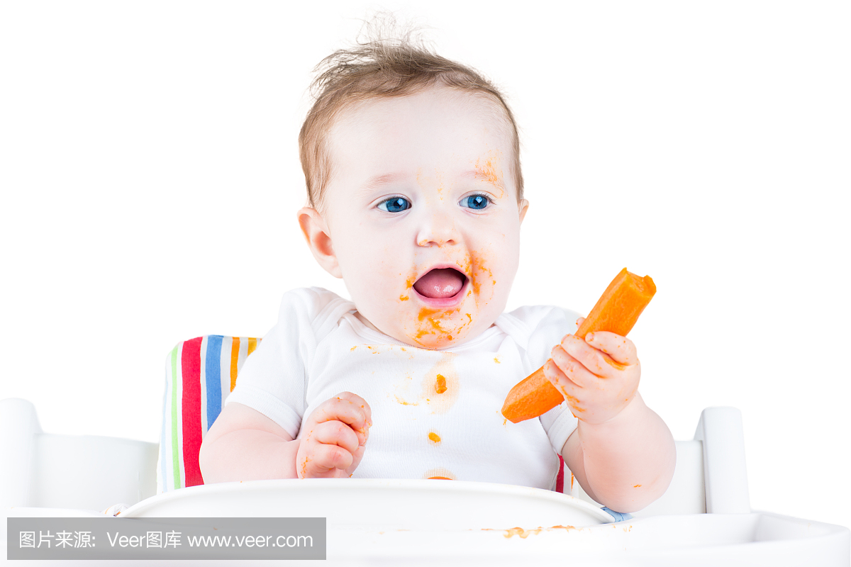 有趣的宝宝吃胡萝卜尝试她的第一个固体蔬菜食