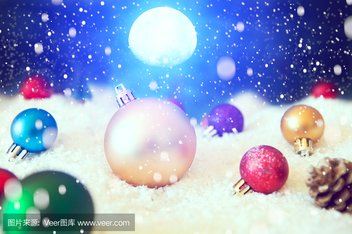 美丽的圣诞球在夜晚的雪地上。圣诞节背景。这