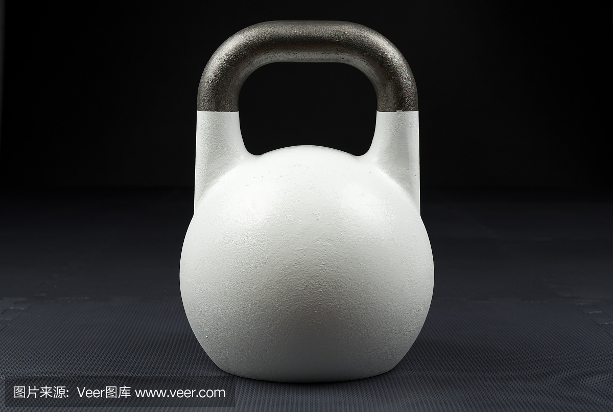 在重量训练健身房地板上的白色10kg比赛壶铃