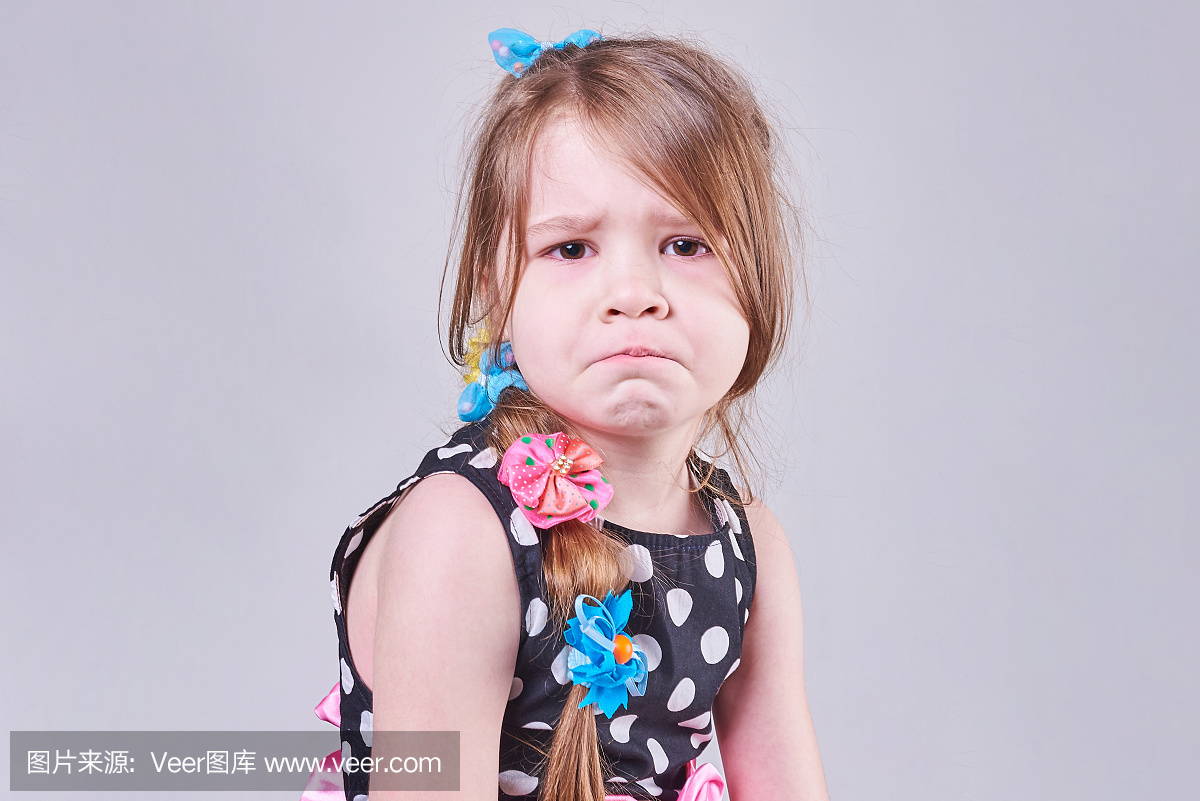 一个难过的小女孩脸上哭泣漂亮的表情,露出表什情包事么图片