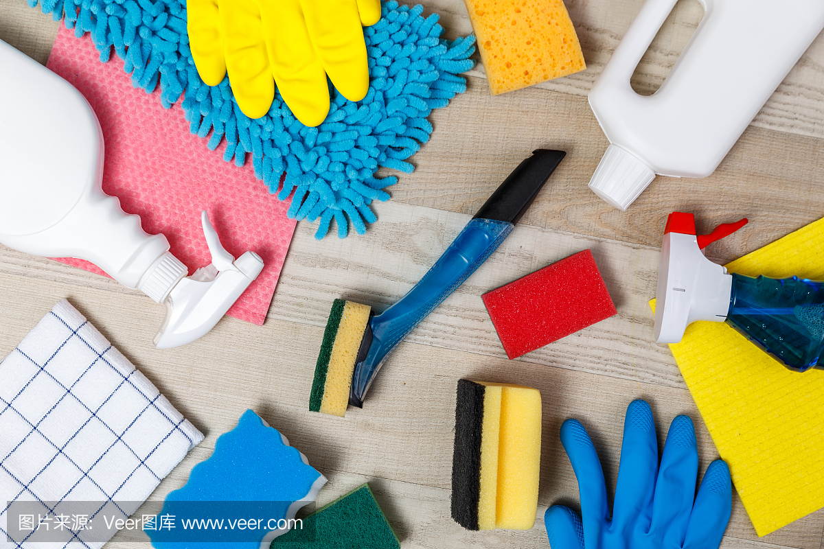 房子清洁用品。海绵和化学品。