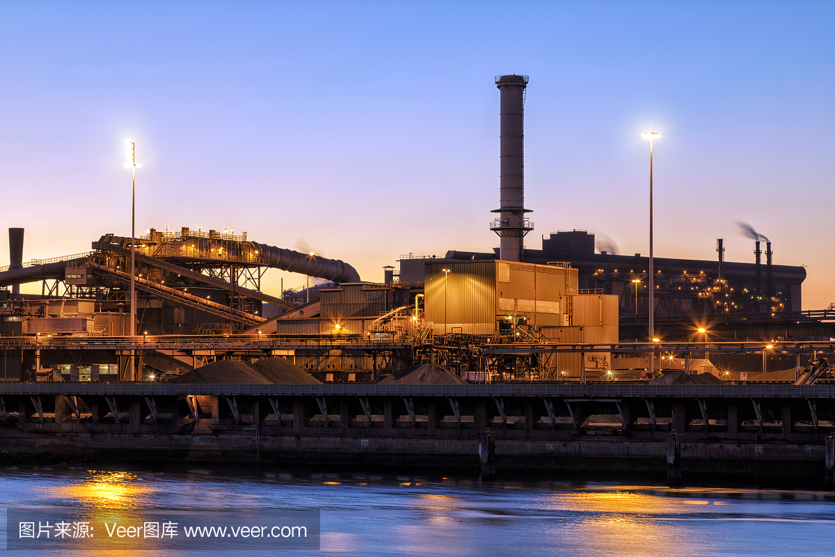 荷兰工业工厂在晚上河上