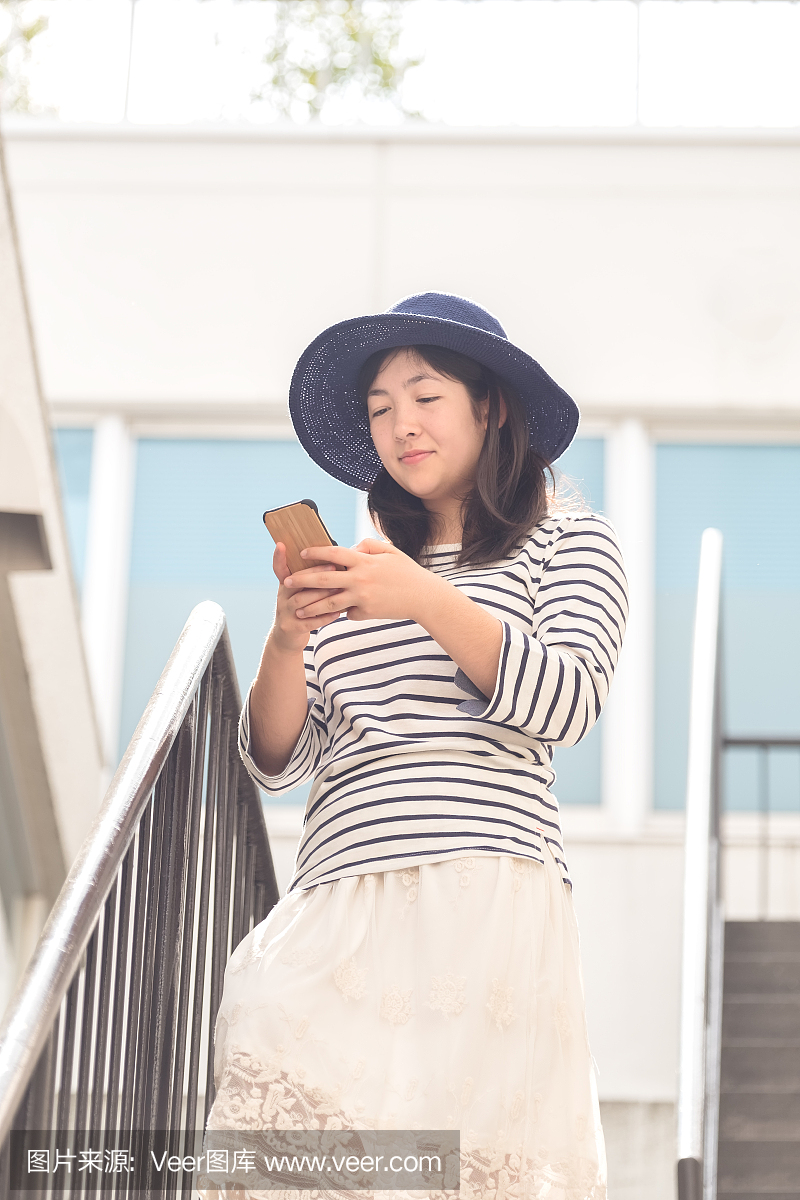 年轻的日本女子在手机上增加现实的游戏
