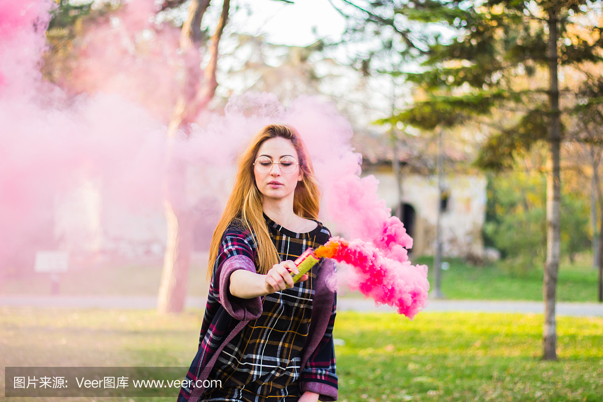 彩色烟雾弹的漂亮女孩。