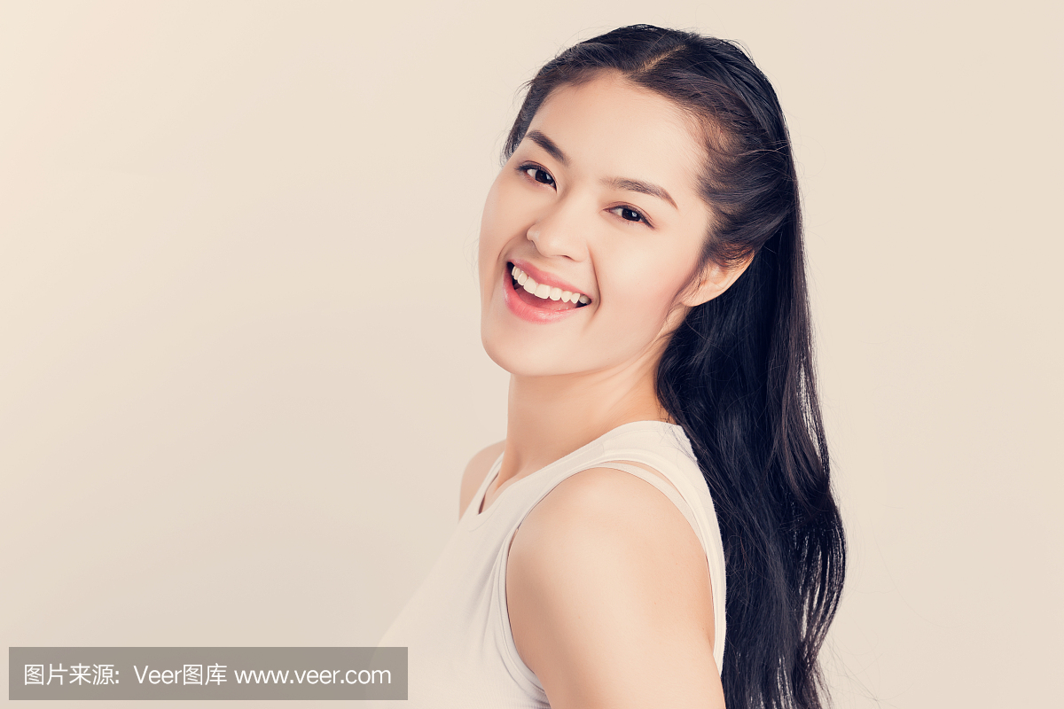 年轻美丽的亚洲女人与健康的皮肤和眼睛护理