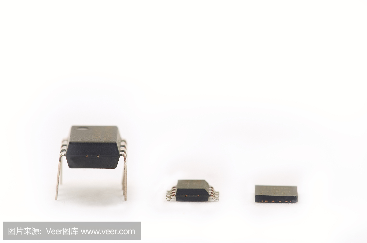 孤立在白色背景上的树芯片。分立元件封装演变