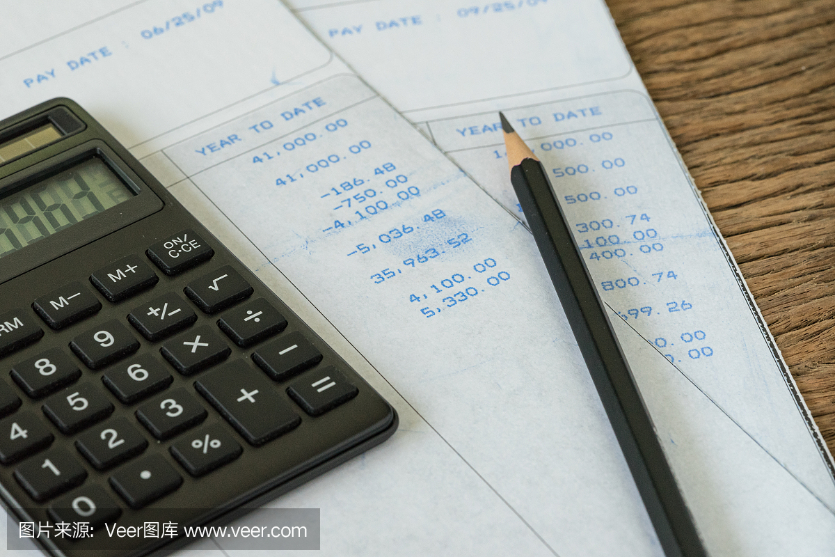 财务办公室工资人或税计算概念作为黑色计算器