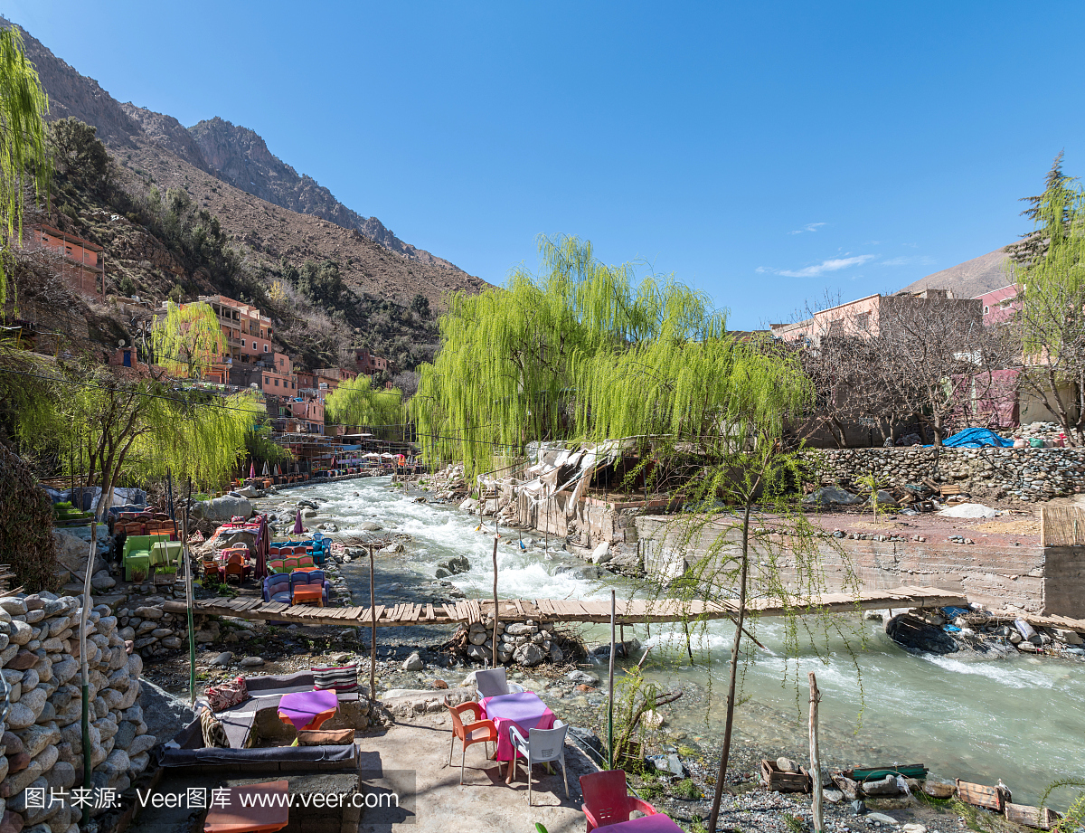 摩洛哥柏柏尔村的咖啡座座落在溪流之上