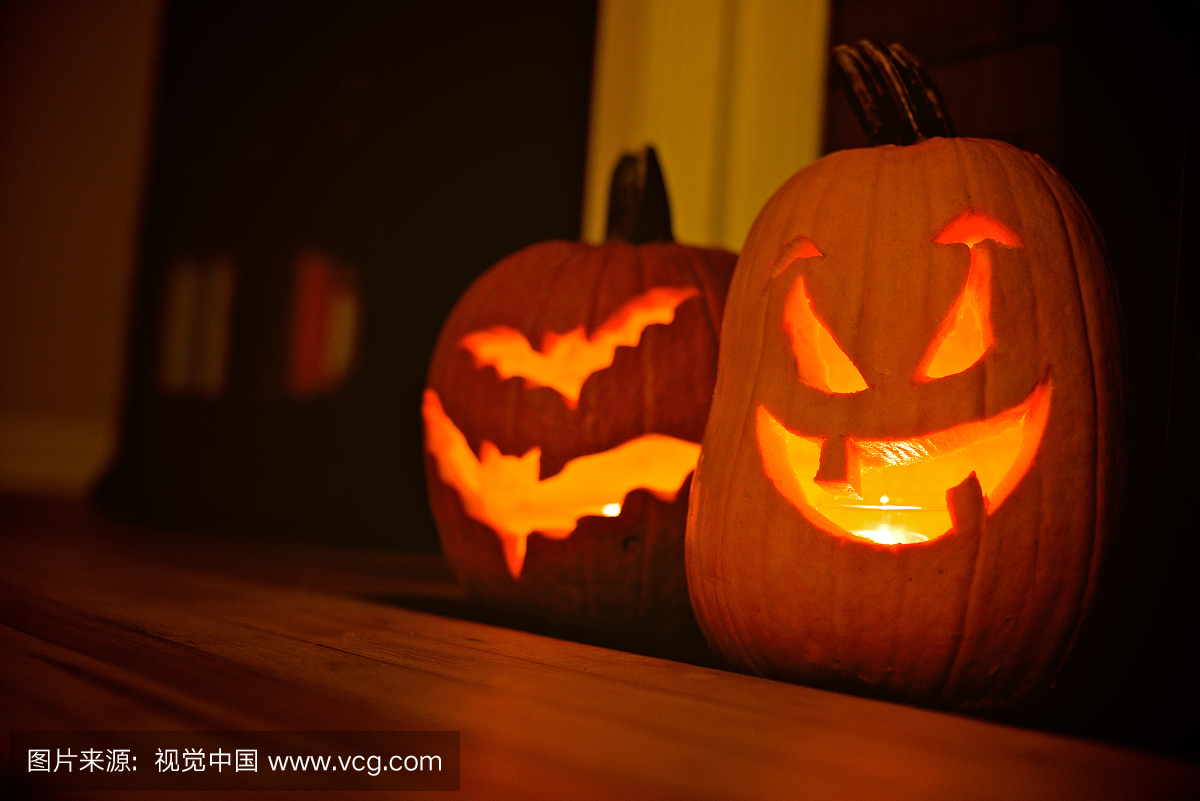 两个发光的南瓜雕刻万圣节