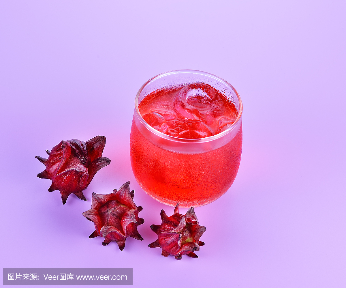 玫瑰花麝香葡萄酒与芙蓉sabdariffa或玫瑰果水