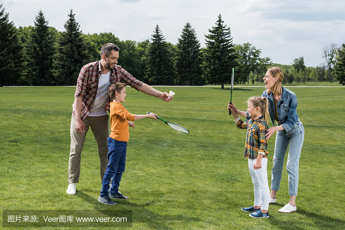 父母教小孩子如何在户外打羽毛球