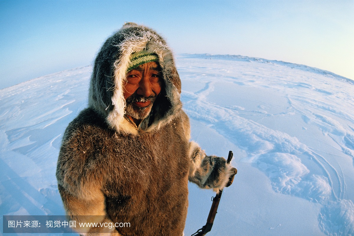 加拿大,北极地区,老人因纽特人肖像,枪在身边