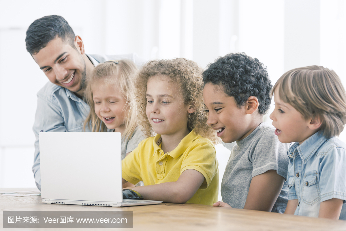 快乐的孩子在笔记本电脑上编程