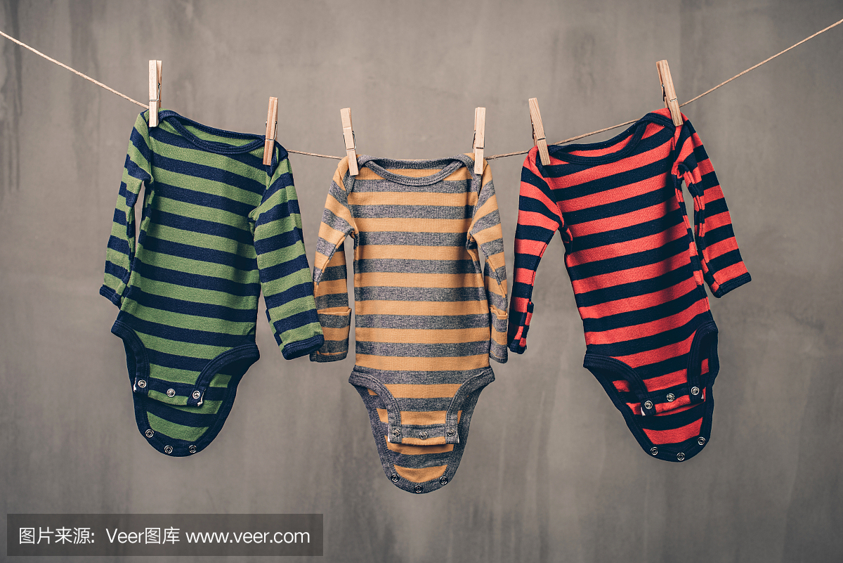 五颜六色的婴儿用品挂在晾衣绳上