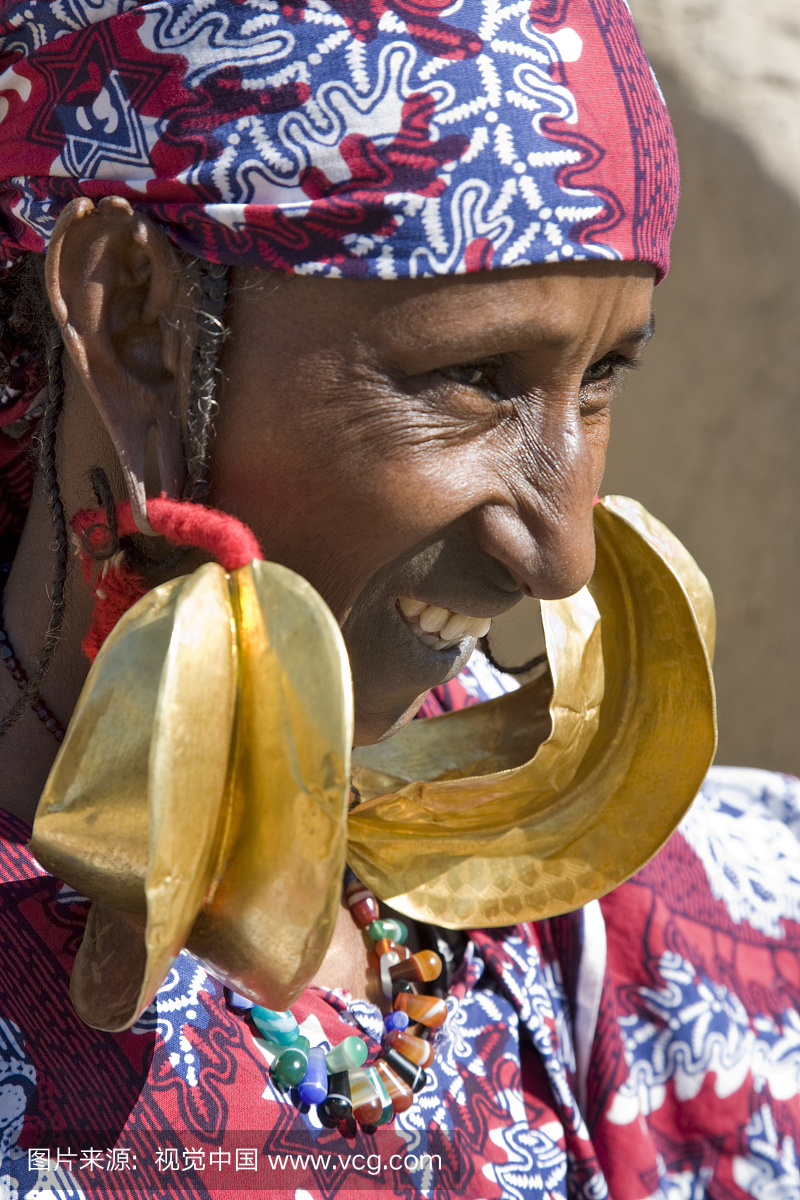 马里,莫普提一个富兰妮女人穿着大14克拉的金