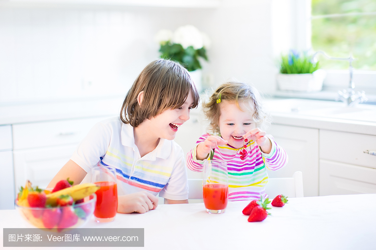 两个孩子在厨房里玩,早餐吃水果
