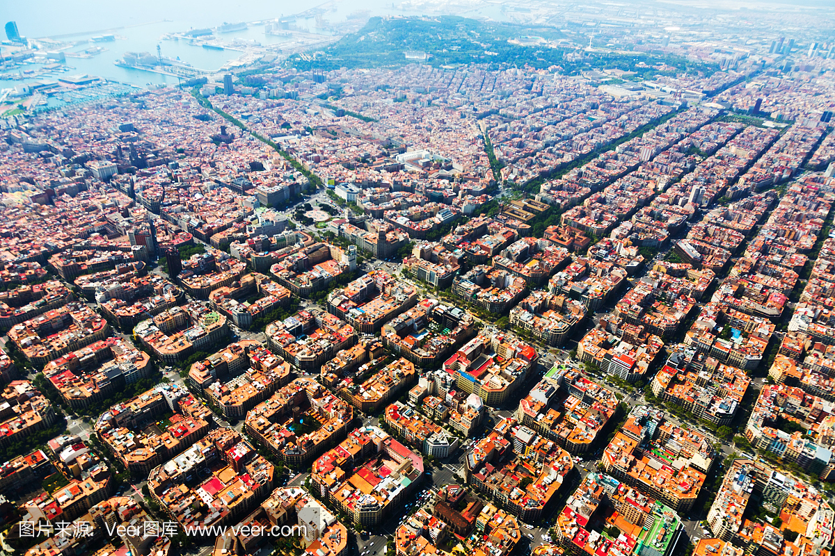 从直升机的巴塞罗那城市景观鸟瞰图