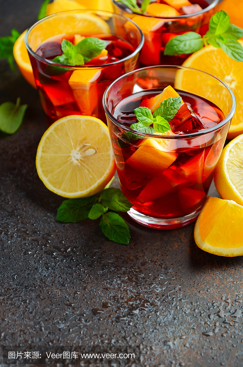 西班牙桑格里酒鸡尾酒和成分在黑暗的混凝土或