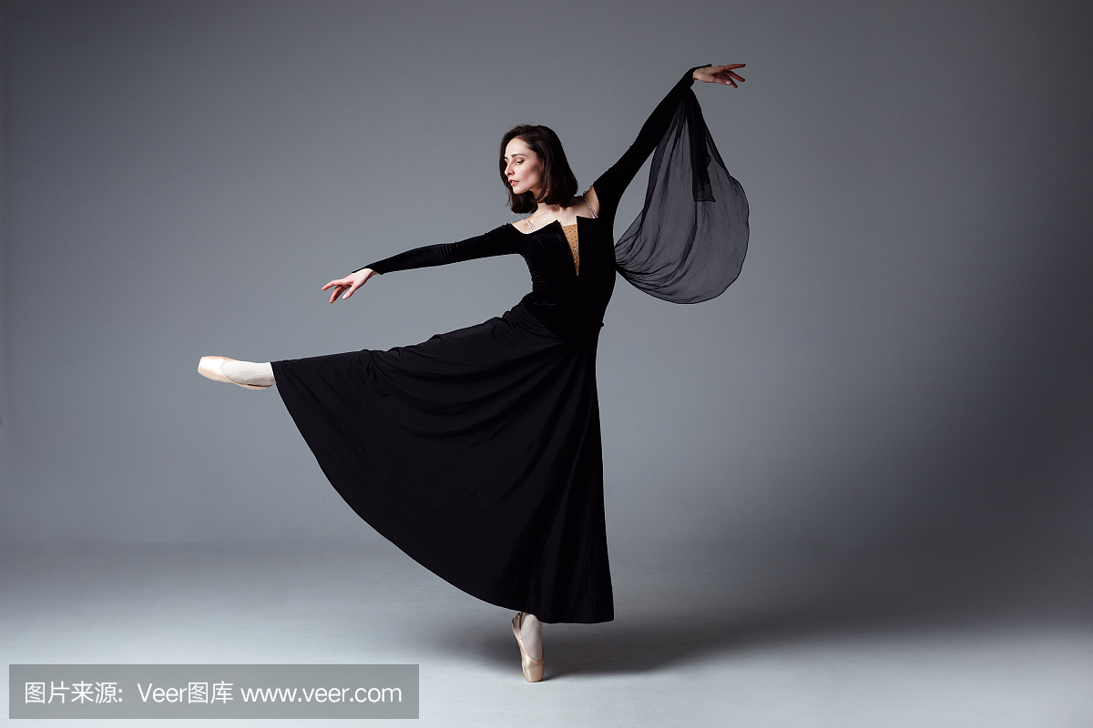 苗条芭蕾舞演员在黑色长长的连衣裙