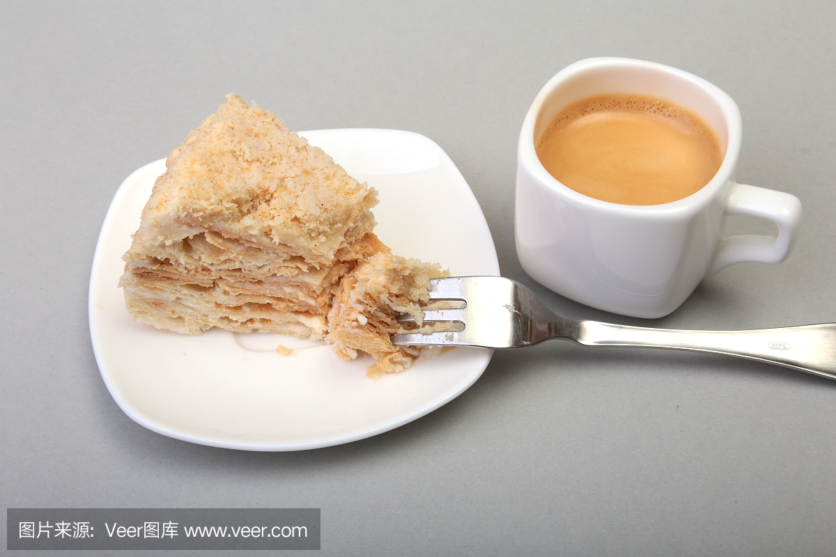 自制的拿破仑粉饼和传统的咖啡咖啡隔离在白色