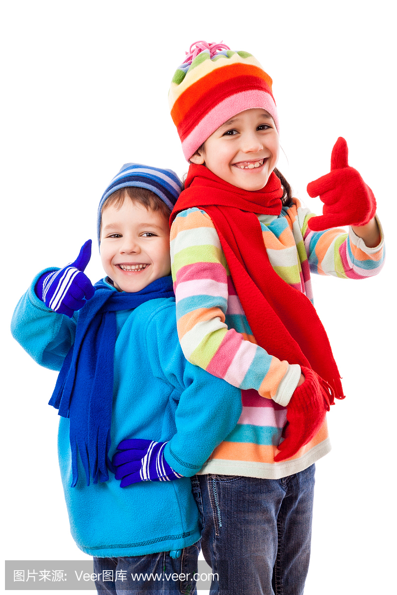 两个快乐的孩子在冬季衣服与竖起大拇指标志