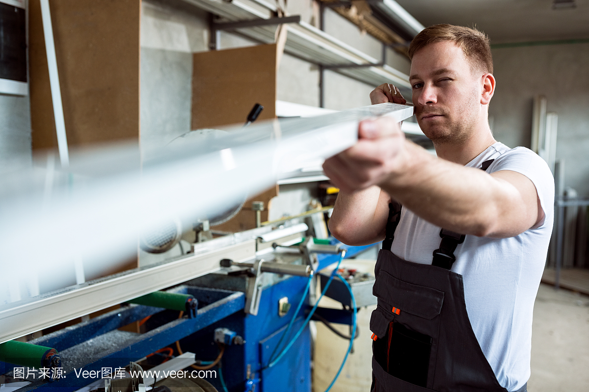 工作人员测量并准备pvc配置文件