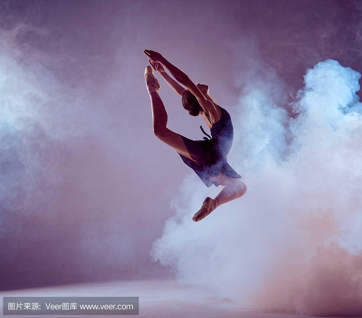 漂亮的年轻芭蕾舞蹈家跳上淡紫色的背景