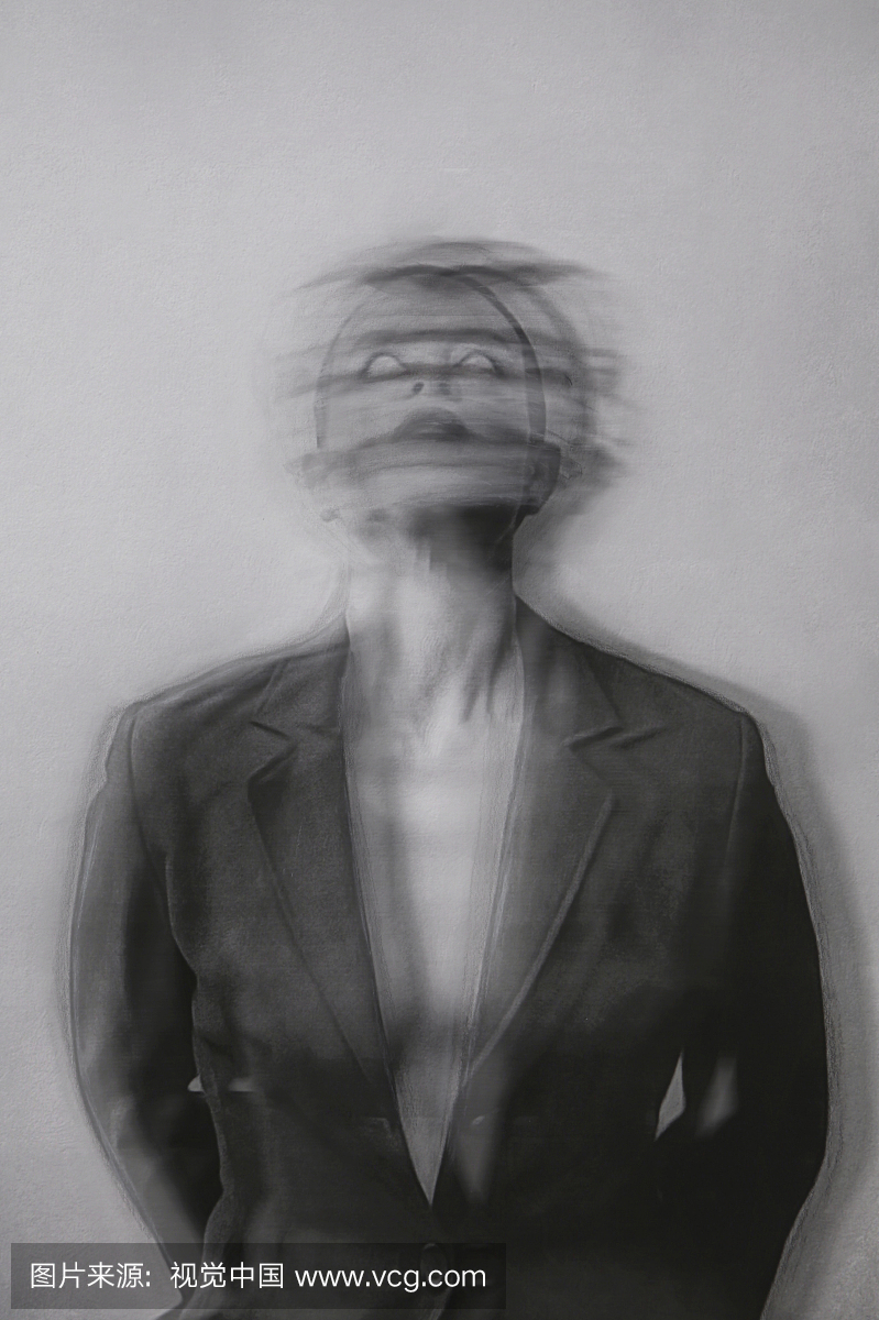 黑色外套的女人,用眼睛模糊着