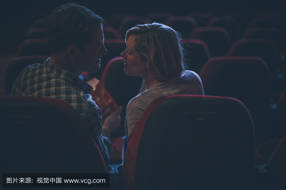 情侣在电影院亲吻