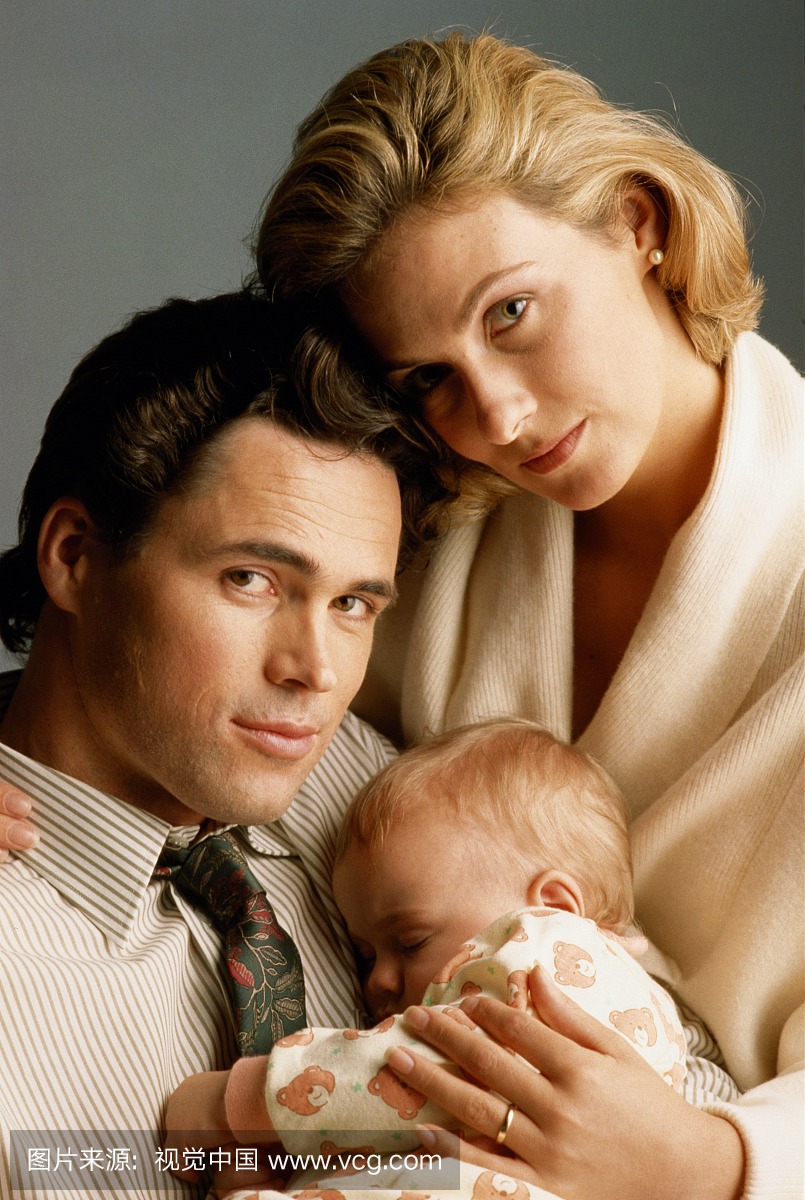 与睡觉的宝宝的夫妇肖像