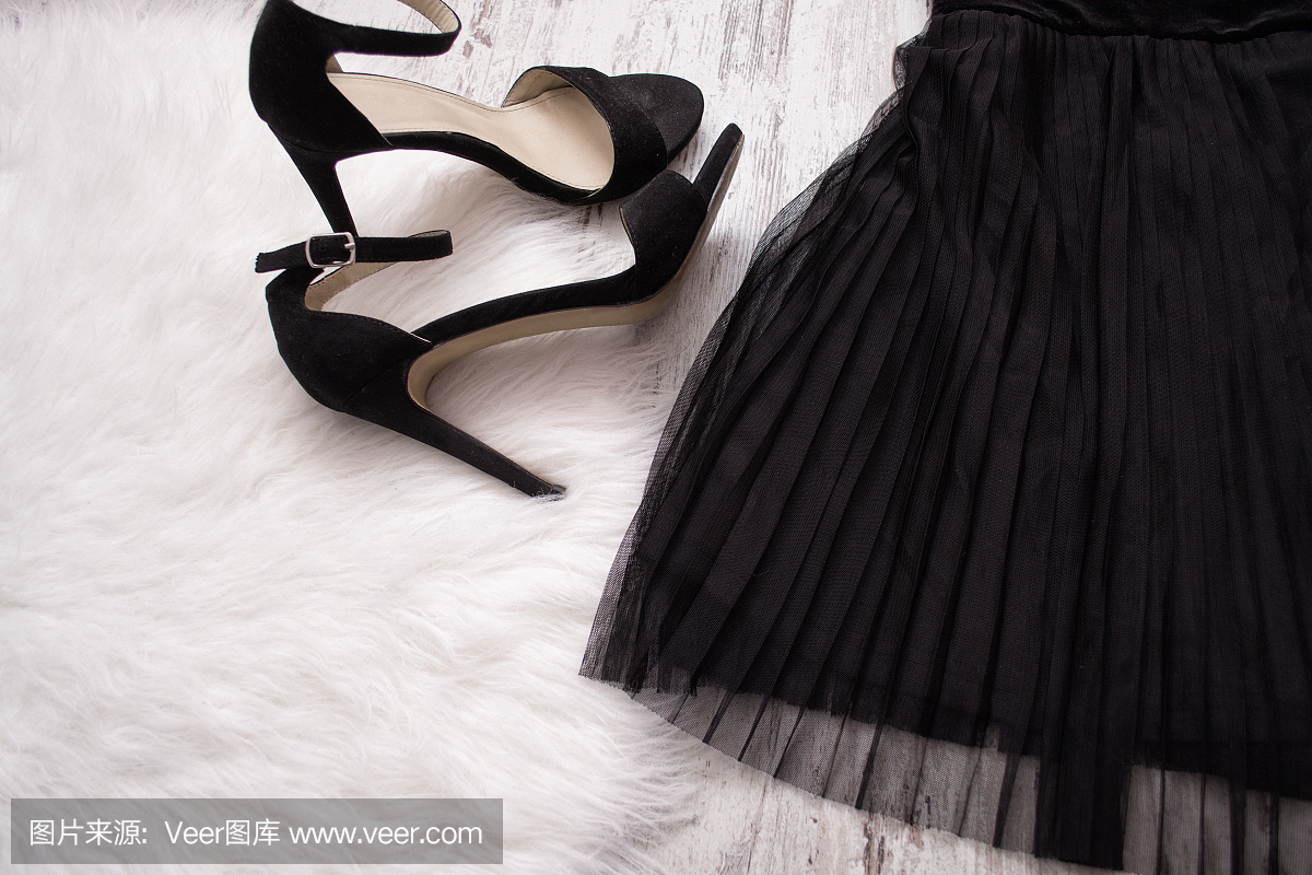 黑色打褶裙和黑色鞋子的一部分。时尚概念。特