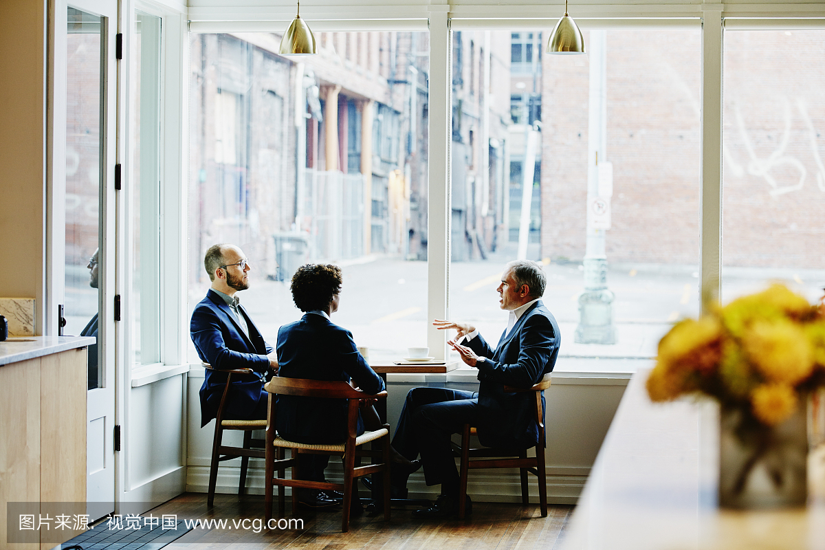 商务主管领导会议与同事