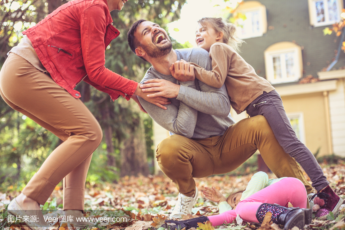 挠痒痒的父亲是乐趣,幸福的家庭花时间在一起