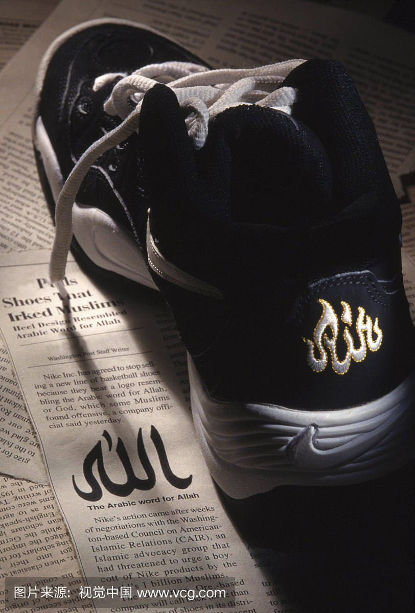 运动鞋和报纸文章与宗教符号。
