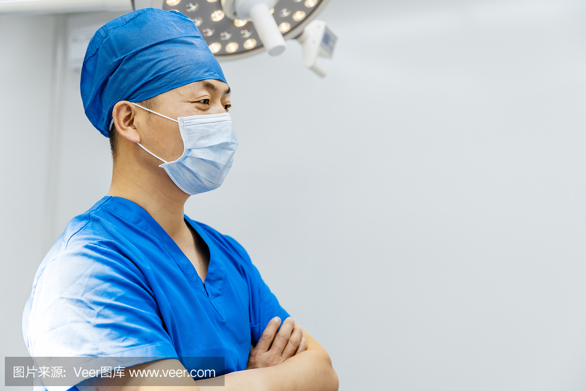 在中国上海的手术室里戴着口罩的亚洲外科医生