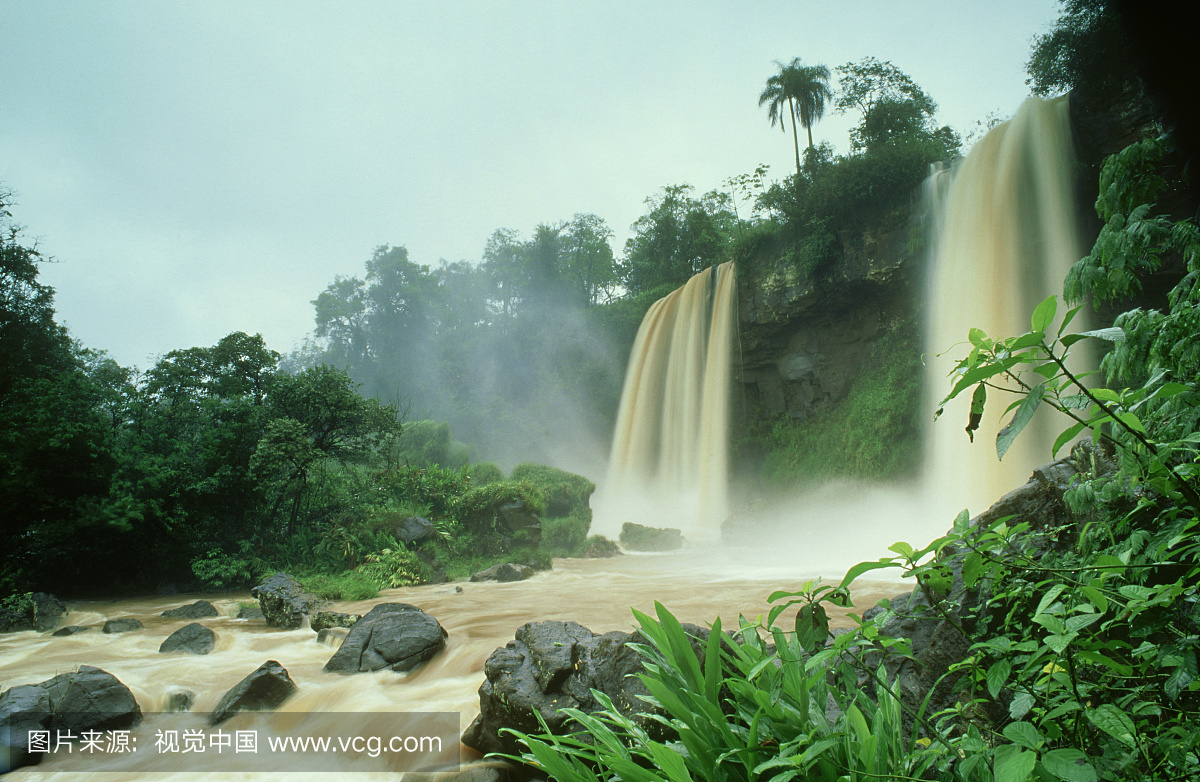 伊瓜苏瀑布,伊瓜苏河形成巴西\/阿根廷边界