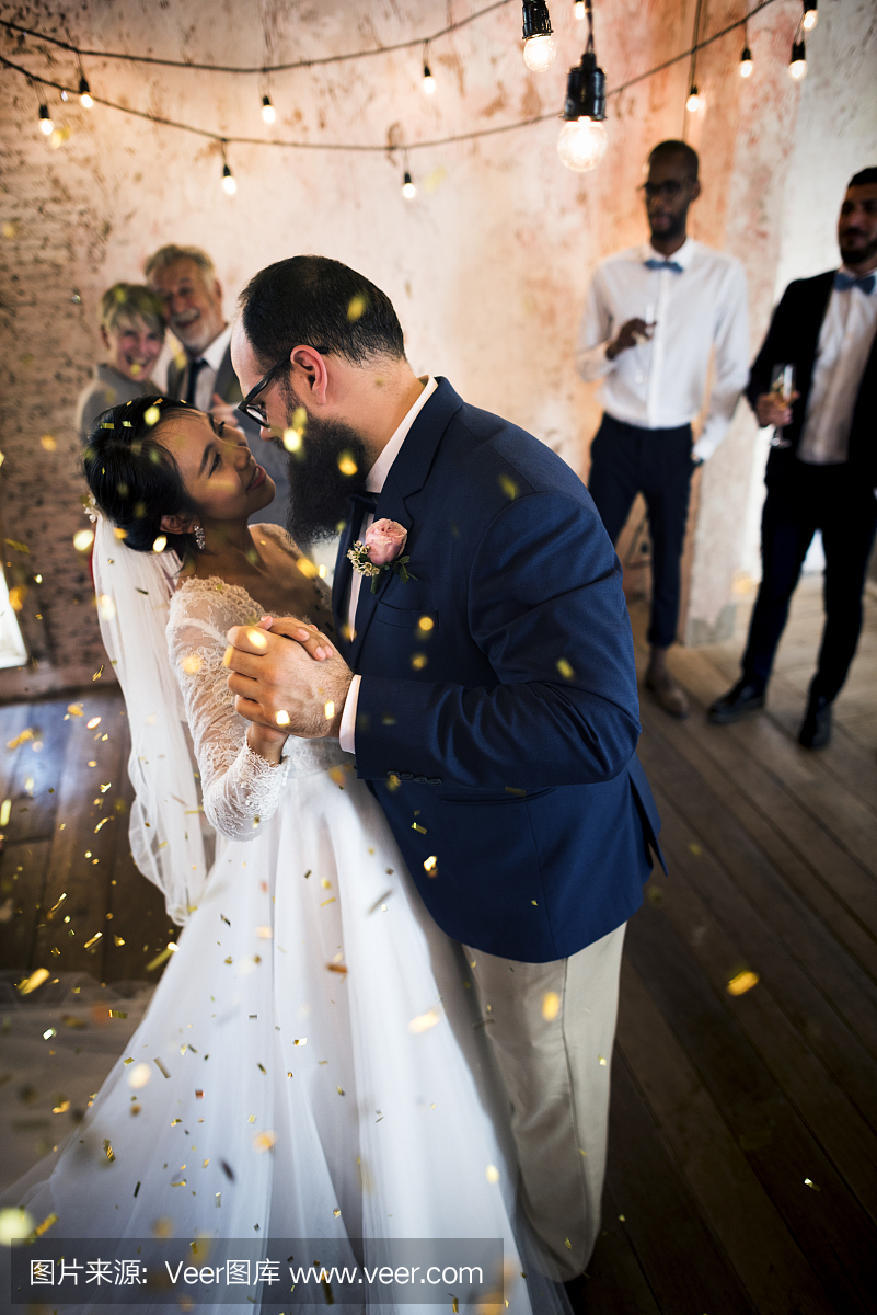 新婚夫妇跳舞庆祝晚会