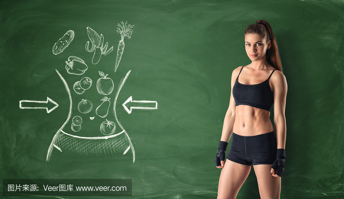 健身女孩背景的黑板与健康的食谱