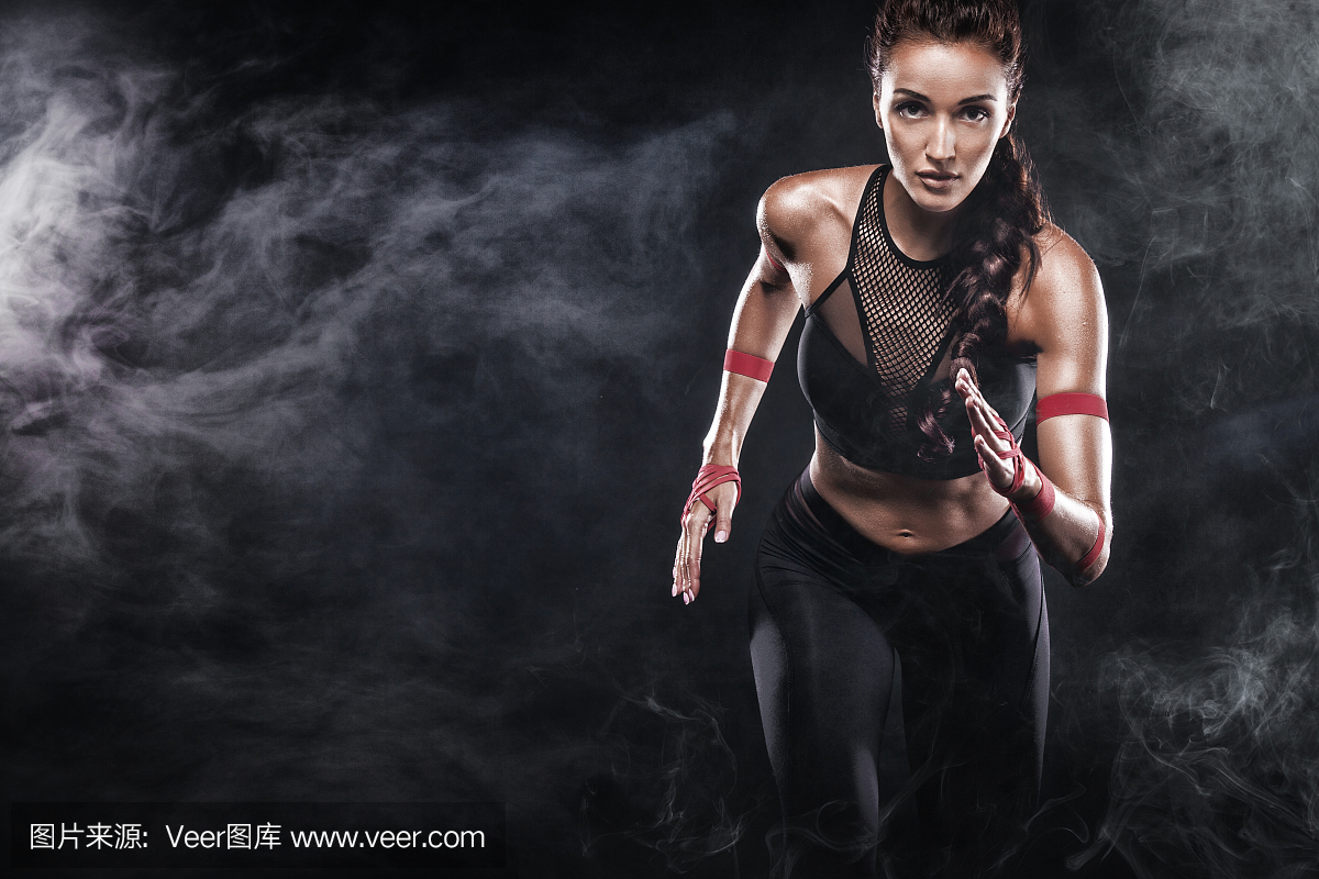 一个强壮的运动员,女子短跑运动员,穿着运动装