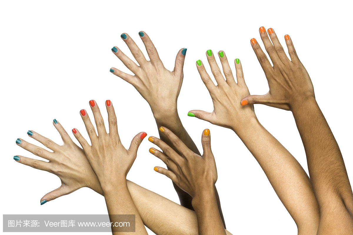 一组提出多眼睛的女性手与彩色修指甲