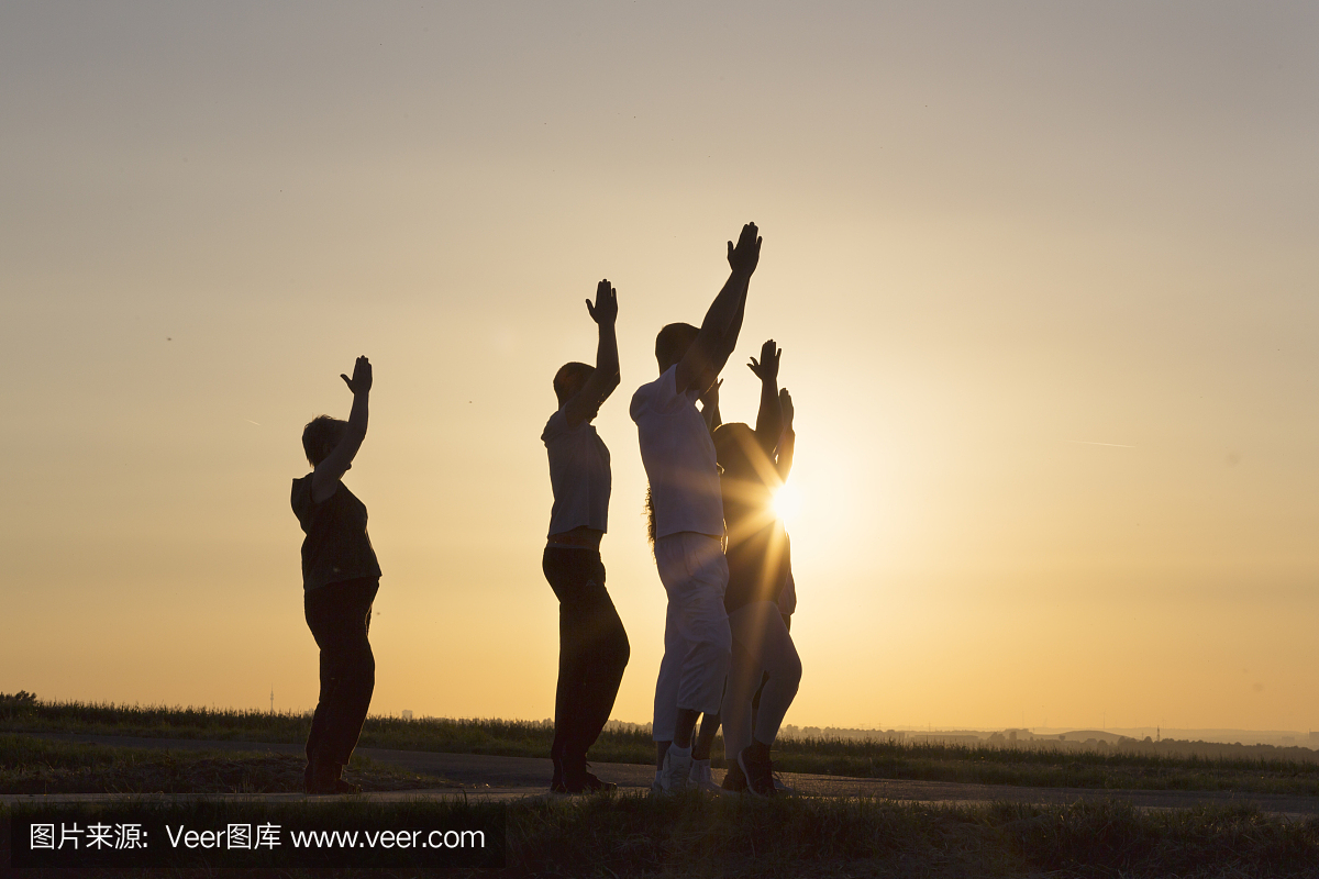 团体锻炼瑜伽户外在日出打赏太阳